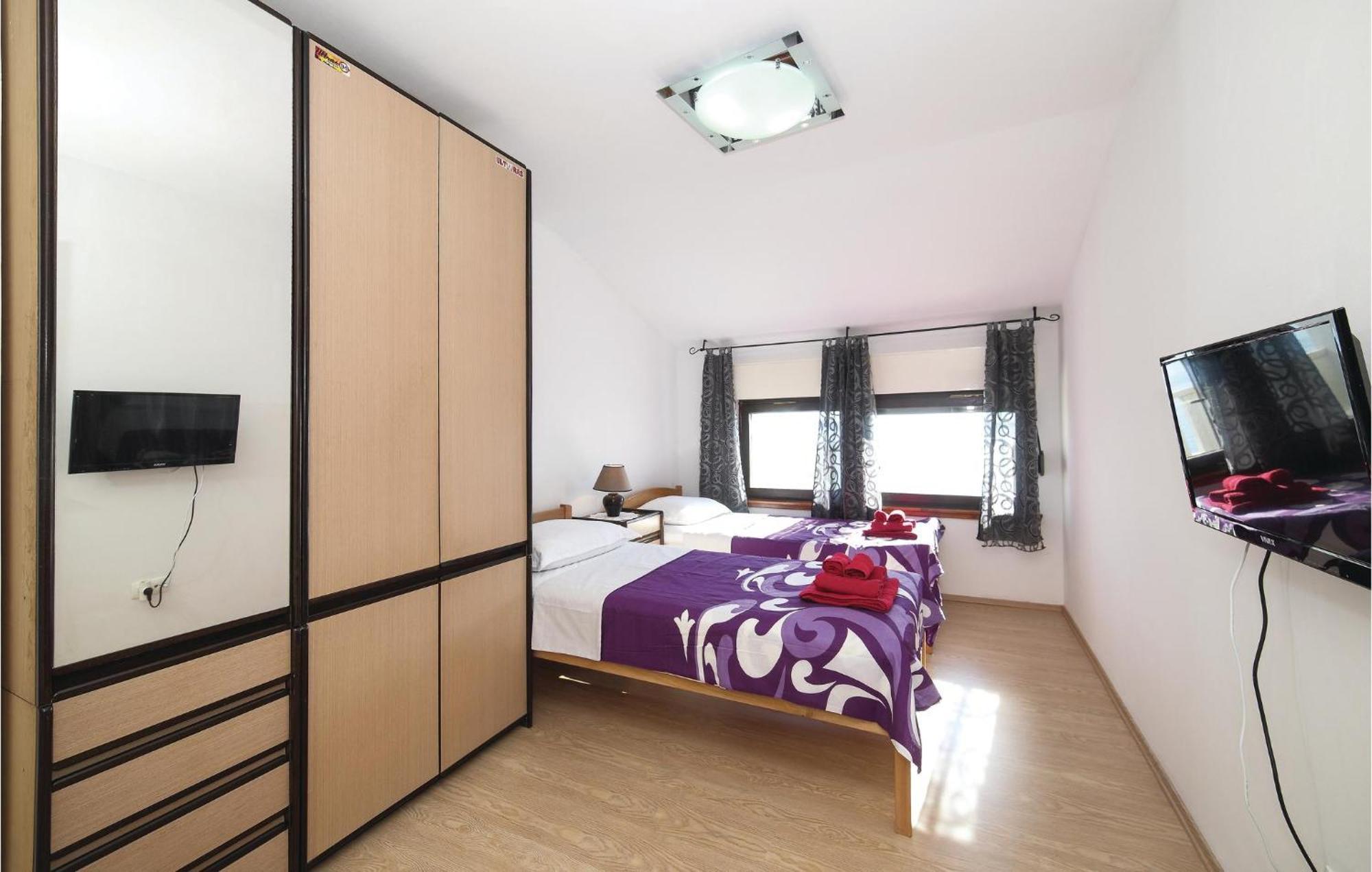 3 Bedroom Cozy Apartment In Kastel Kambelovac Kastela Luaran gambar